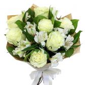 Букет білих троянд і альстромерій