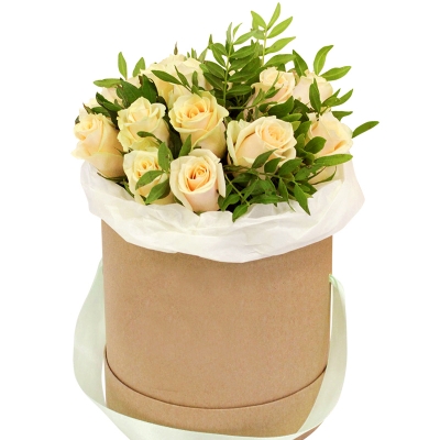 Букет кремовых роз в шляпной коробке
