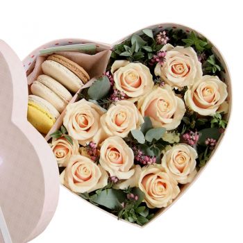 Букет в коробке сердце "Розы и Macarons". annetflowers.com.ua. Заказать цветы в коробке с доставкой на дом