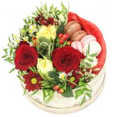 Цветы в круглой коробке с Macarons